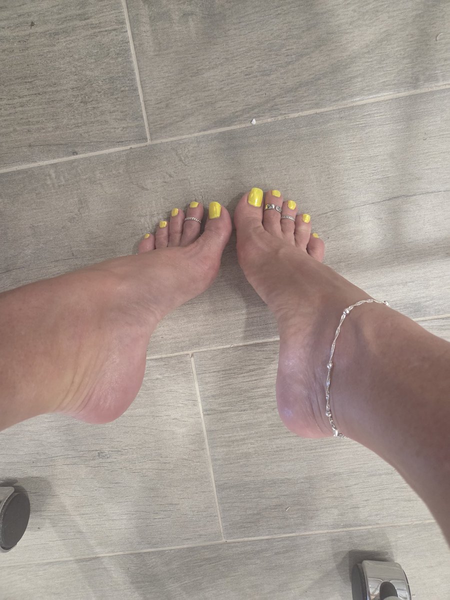 sweetshelly2474's tweet photo. Sweet like lemonade, but don’t get too close… these lemon toes might just leave a little sour sting 🍋💛 Are you brave enough to find out?
#sweet #sour #sweetshelly #toes #yellowtoes https://t.co/RNF3MUdVNh