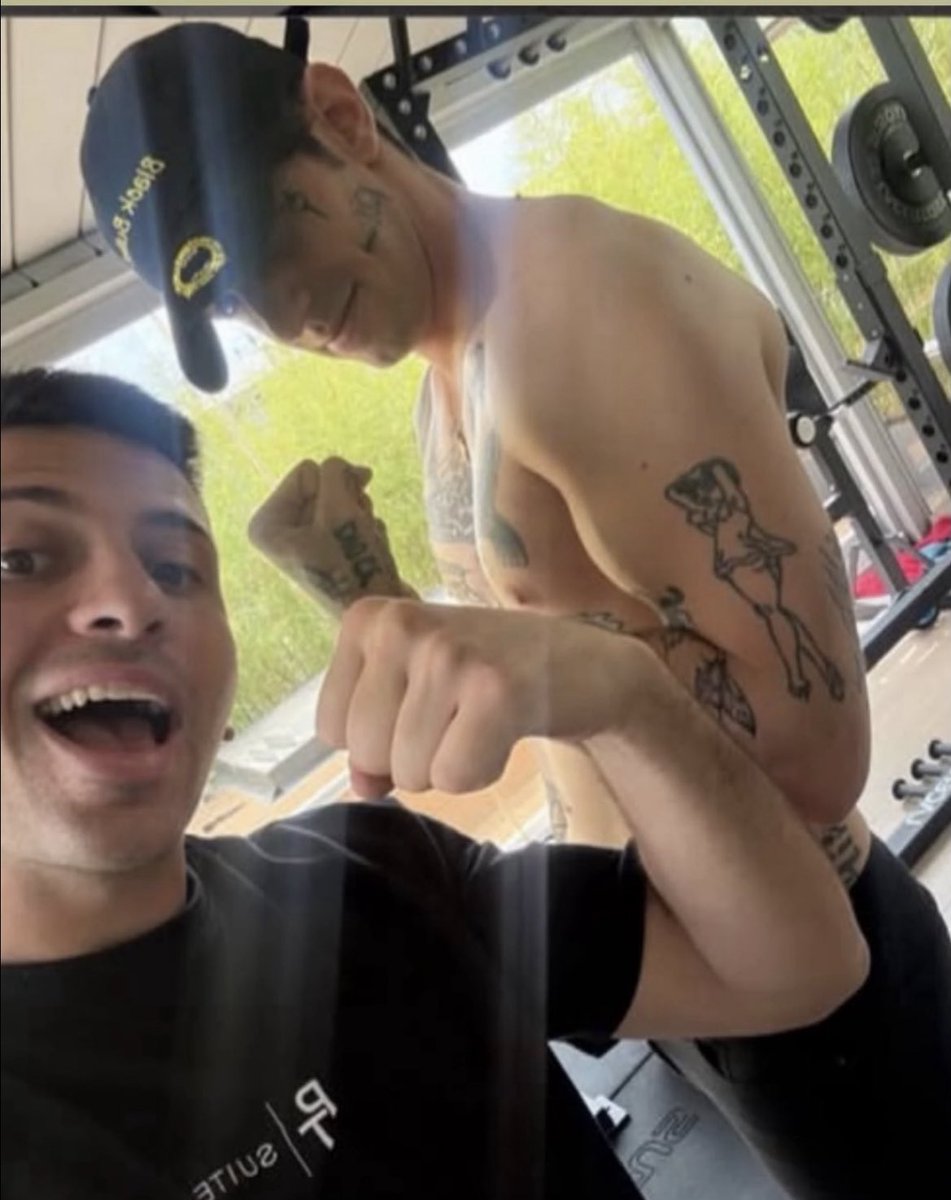 si sta preparando per la conferenza di coppia con il prof di ginnastica su come fare un giro di 360 gradi intorno a lui e tirare un destro ad un compaesano (con dimostrazione visiva)