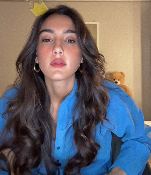 ✈️Z+C ❤️ Una la spalla dell’altra.
A promise etched in the sky: the shoulder that would carry the other.
But some names, it seems, were always meant to be carried alone.

Chiara’s confession reads like the oldest betrayal on record, an echo of every Brutus who ever smiled through