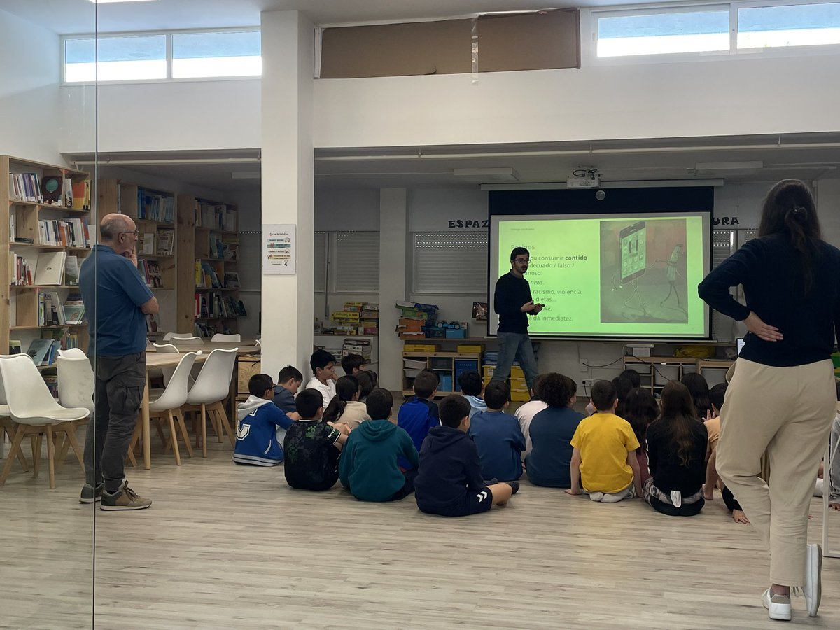 O alumnado de 5* e 6* tivo onte unha charla moi interesante, dentro do Programa Navega con Rumbo.
Este tipo de actividades están orientadas a facer un uso responsable e seguro para todos e todas á hora de usar internet. 
#coledegaldo #ceipsantarita #aprendendoxuntos #engalego
