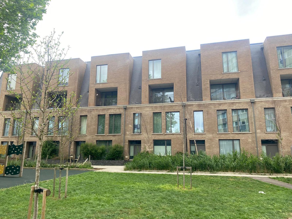 Clúster ARIC (@clusteraric) on Twitter photo 🛫Misión a Londres
Visitando Agar Grove, un proyecto de regeneración urbana con #viviendasocial y libre con enfoque sostenible (#Passivhaus) 💡
➡️ Reubicación en fases para mantener a la comunidad.
➡️ Tipologías mixtas y confort energético.🏘️
#AgarGrove #Arquitectura #Urbanismo 🛫Misión a Londres
Visitando Agar Grove, un proyecto de regeneración urbana con #viviendasocial y libre con enfoque sostenible (#Passivhaus) 💡
➡️ Reubicación en fases para mantener a la comunidad.
➡️ Tipologías mixtas y confort energético.🏘️
#AgarGrove #Arquitectura #Urbanismo