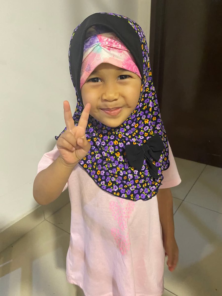 Ibu: Asma' nak jadi apa bila besar nanti? Doktor ke cikgu ke apa?

Asma': Asma' nak jadi Nabi

 🤣

Seronok sangat ibu cerita kisah Nabi, sampai bercita-cita jadi Nabi. Takpe anak, nak ikut Nabi takpe. Nak jadi Nabi tak boleh. Nak jumpa Nabi kat syurga boleh ya 🌹

#MashaAllah