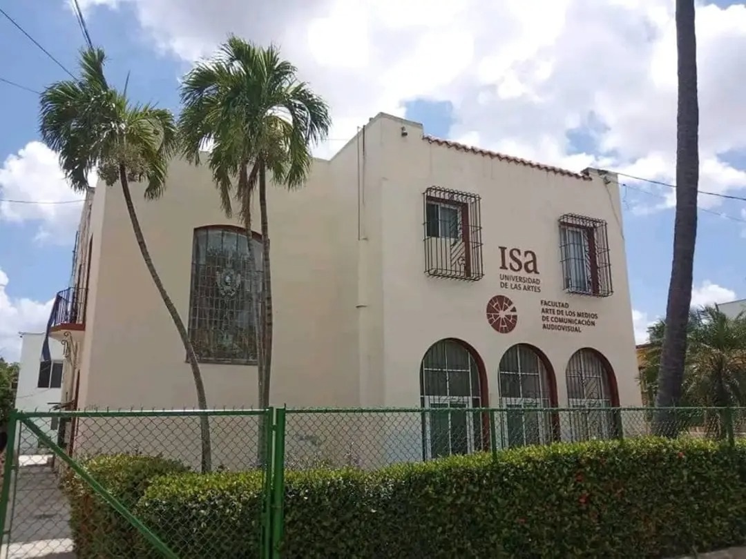 CUBAHOY230688's tweet photo. 📢 **Reunión tensa en FAMCA**
Funcionarios del PCC se reunieron con estudiantes de la FAMCA bajo vigilancia de Seguridad del Estado. Los jóvenes defendieron su postura contra el "tarifazo" de ETECSA, enfrentando presuntas amenazas.
#CubaHoyNacionales #TarifazoETECSA #FAMCA https://t.co/RKKhCkv1Mg