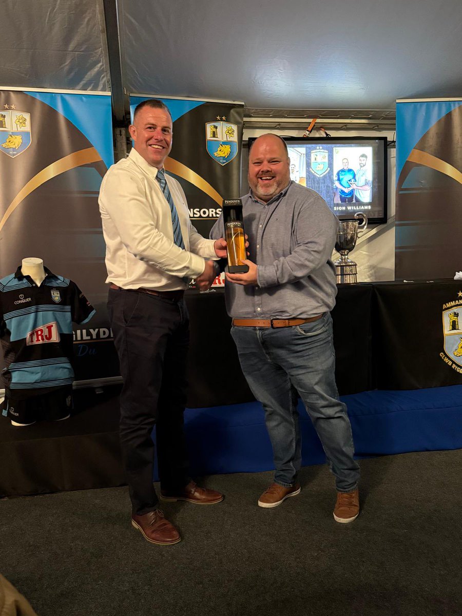 🔵THANK YOU CHEWY⚫️

Last thank you from last weekend to our Matthew ‘Chewy’ Lewis after many hours spent running the bar and being in the committee,Chewy can now enjoy from the other side of the bar supporting the club.
‘DOR’ Chris ‘Gumz’ Jones presenting Chewy a nice bottle🥃