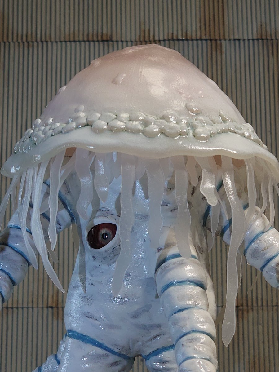 過去作品　アマゾンの吸血鬼(ヴァンゲリラス)
『緊急指令10-4・10-10』に登場。
本体は樹脂粘土、カサ部分に“透明粘土すけるくん”を使用して吸った血が透けて見える様な感じにした。
カサからのヒラヒラも“すけるくん”製。
乾燥後も若干軟質なので破損しそうなパーツに使えるのよ。