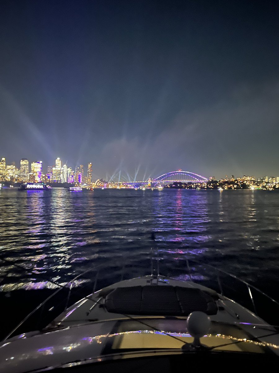 Its a cold night tonight on the harbour! 🥶🍻 #vivid happy Wednesday beers ya twits. Been off line for a bit, back peeps!  🙏🤙🍻😜🎸🏉