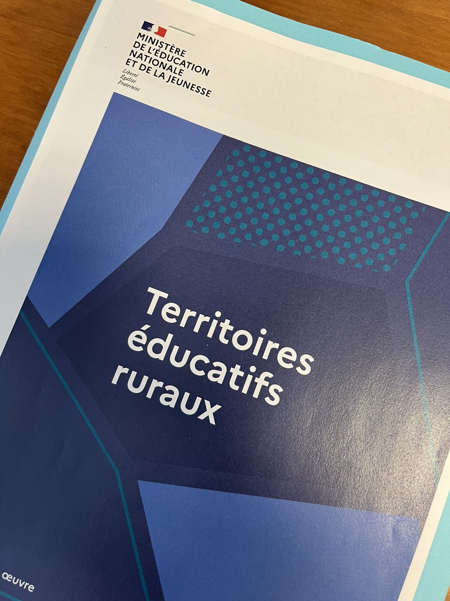 DSDEN44's tweet photo. Merci à l’association @rura_asso, agrée @education_gouv, qui intervient ce matin auprès des acteurs des 7 territoires éducatifs ruraux @acnantes pour présenter son action autour de l’ambition scolaire des jeunes en ruralité &amp; sur les freins rencontrés: mentorat, formation…🌻🌾 https://t.co/7jjsL6cm12