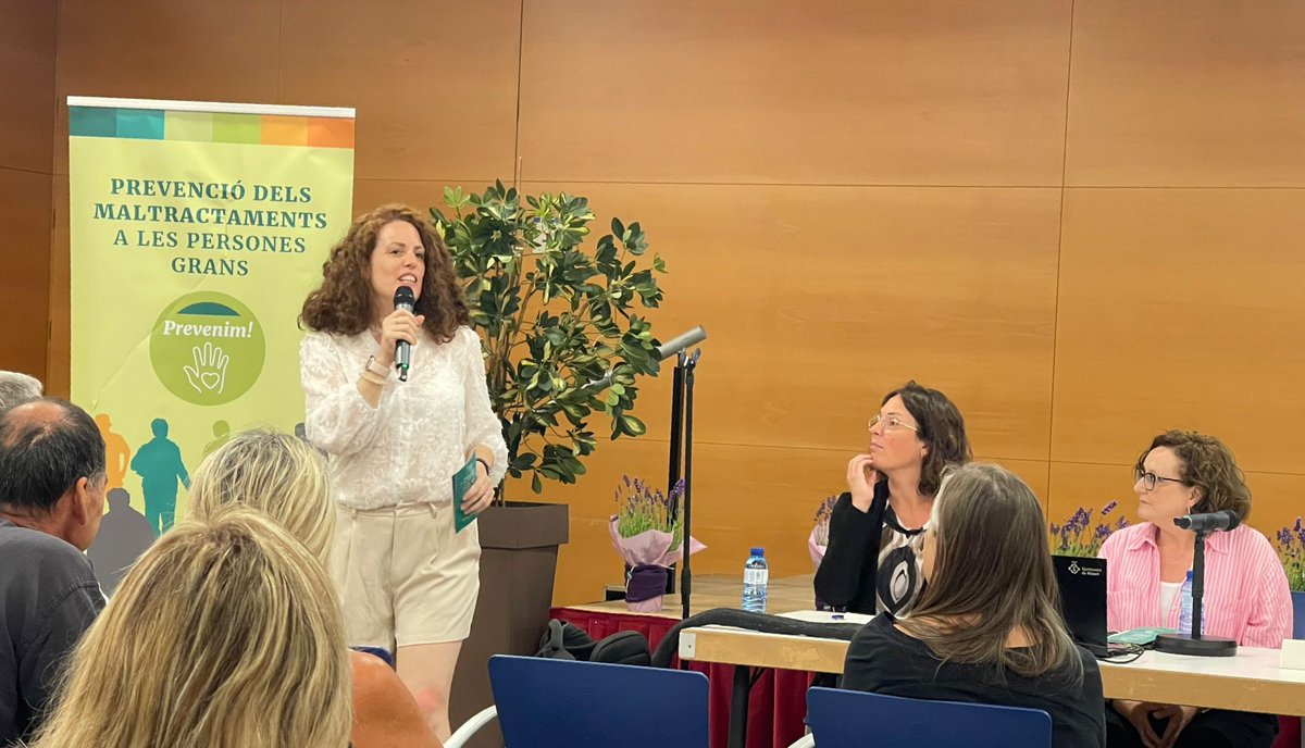 MataroCuida's tweet photo. @matarocat @CareCityLab @LauraSeijo7 @UniBarcelona La regidora de Gent Gran activa, Elisabeth Ruiz, clou la jornada.
Idees clares i un compromís compartit:
💙Respectar, escoltar i protegir les persones grans és responsabilitat de tothom.
Seguim treballant des de la #comunitat.
Gràcies per ser-hi!
#Prevenim #MataróCiutatCuidadora https://t.co/9hbQ5KPWOH
