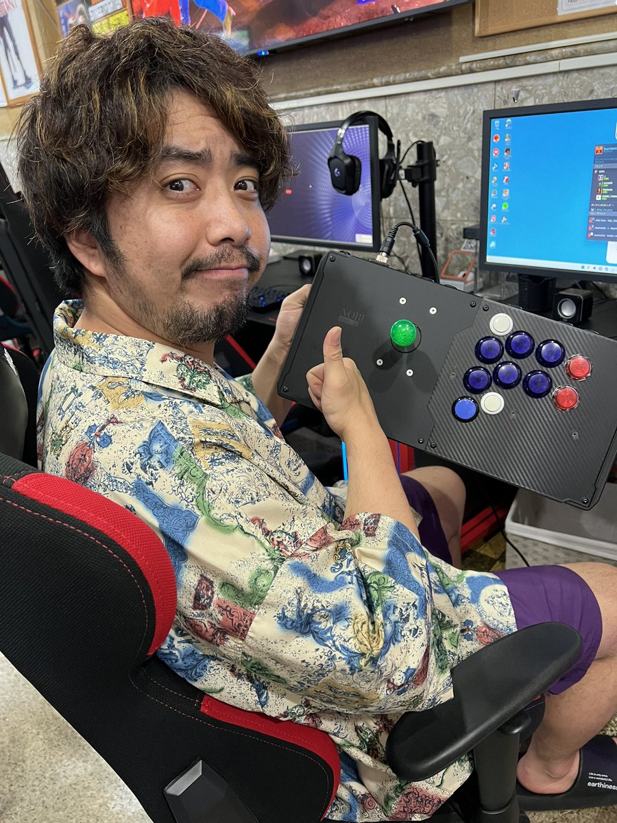 ゲームセンターB-1 (@gamecenterb1) on Twitter photo 鉄拳プロのノビさん( <a href="/daichinobi/">Team YAMASA ノビ</a> )に調整が済んだ新しいアケコンをお渡ししました。
国内外各地の大会で活躍するのを楽しみにしてます!
#鉄拳8 #TEKKEN8 鉄拳プロのノビさん( <a href="/daichinobi/">Team YAMASA ノビ</a> )に調整が済んだ新しいアケコンをお渡ししました。
国内外各地の大会で活躍するのを楽しみにしてます!
#鉄拳8 #TEKKEN8