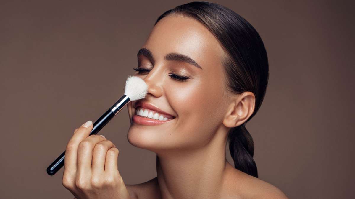 #Tendencias | ¿Conoces Blozing? Se trata del nuevo secreto de belleza de las celebrities que desbanca al 'Sun-Kissed'

👉La tendencia de #maquillaje surge de mezclar el colorete con el bronceador para obtener un rubor bronceado en un paso

consalud.es/estetic/tenden…
