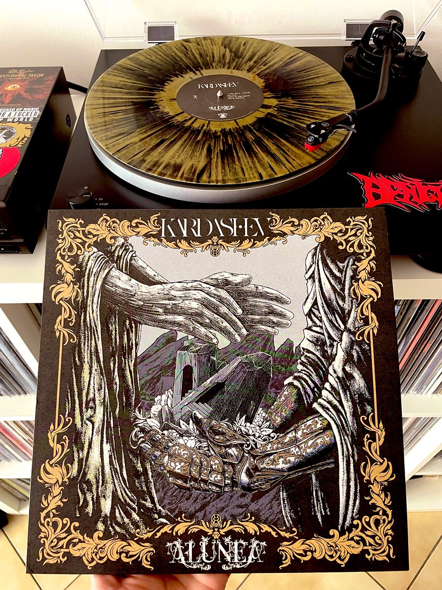 #Nowspinning : 

Kardashev - “Alunea” (2025) 🇺🇸👌🤘

Format: Gold black dust splatter #vinyl, Limited to 300 worldwide! (Numbered #202)

Artwork: Existential.Yogurt 

Label: Metal Blade Records

Style: Progressive Deathgaze
