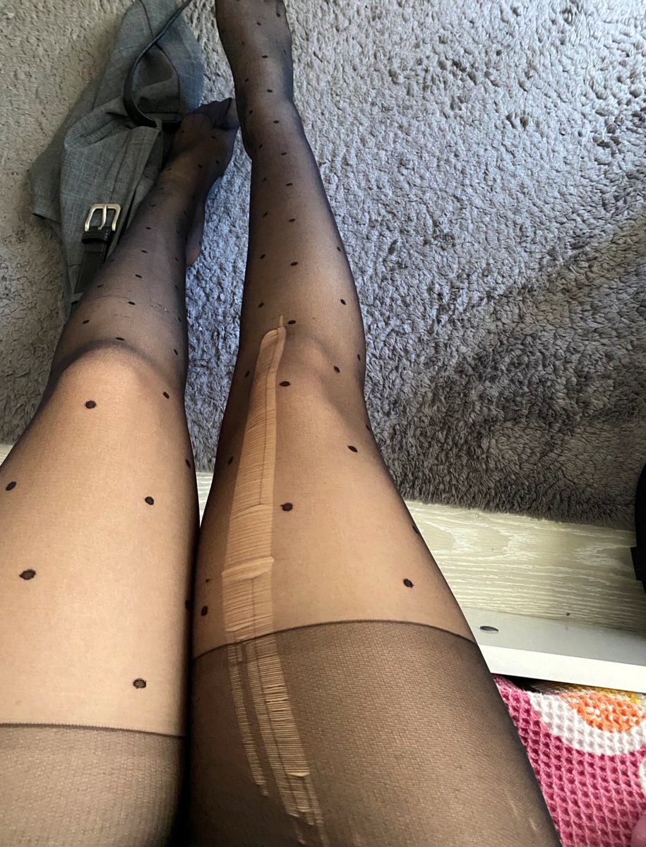 Karı koca olarak birlikte sikip bitirecek, sonra sigarasını yakıp çıkacak delikanlıyı bekliyoruz