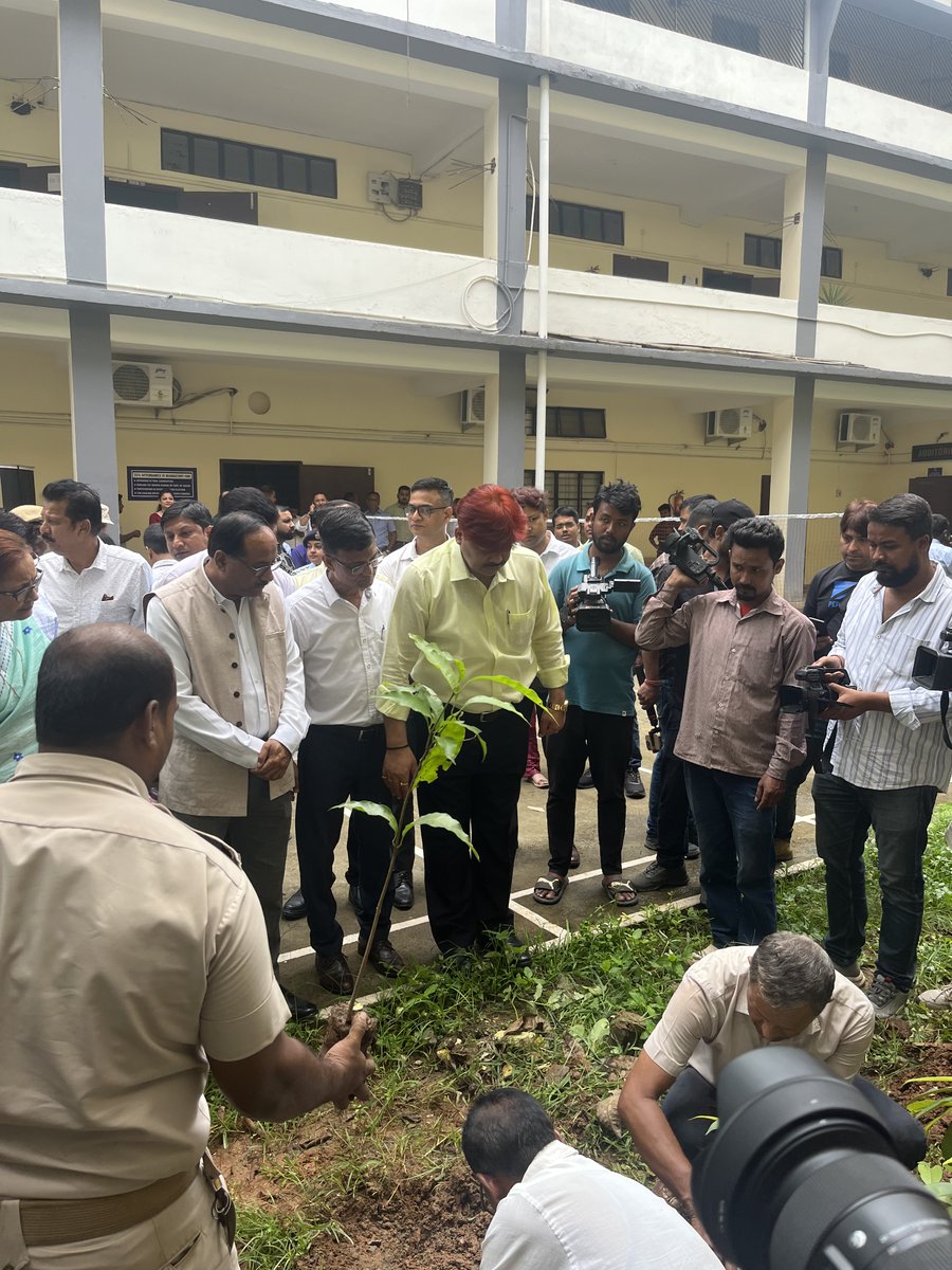sbdeorahcollege's tweet photo. World Environment Day 2025 is being organized by the IIC, S.B.Deorah College in collaboration with District Transport Office (DTO) Kamrup Metro and Pollution Control Board, Assam. The programme started with plantation of trees by the distinguished invitees and speakers.... https://t.co/XI2XZ71T0S
