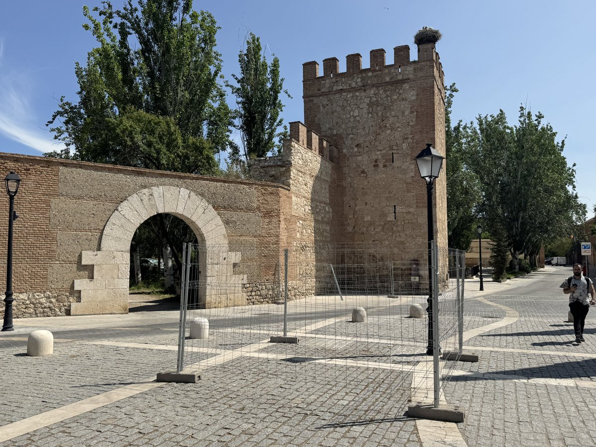 Complumedia's tweet photo. 🚧 El centro de Alcalá continúa tomado por las vallas de obra en varias zonas.

La Plaza de Cervantes y el entorno de las murallas centran la mayor parte de la actividad. 

También siguen los trabajos de implantación de plataforma única.

🎥 Subiré un vídeo en los próximos días. https://t.co/1asahfi96J