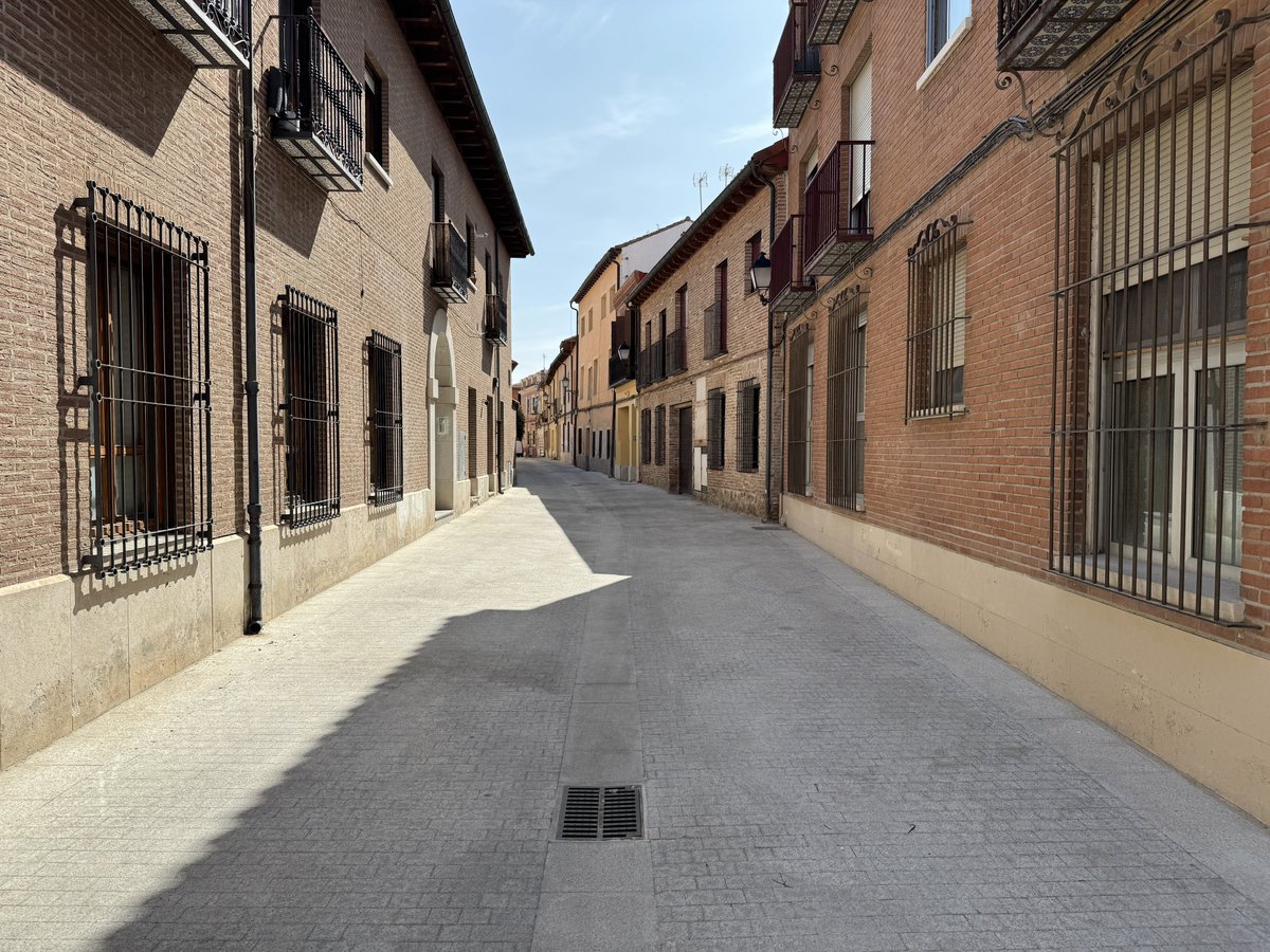 Complumedia's tweet photo. 🚧 El centro de Alcalá continúa tomado por las vallas de obra en varias zonas.

La Plaza de Cervantes y el entorno de las murallas centran la mayor parte de la actividad. 

También siguen los trabajos de implantación de plataforma única.

🎥 Subiré un vídeo en los próximos días. https://t.co/1asahfi96J