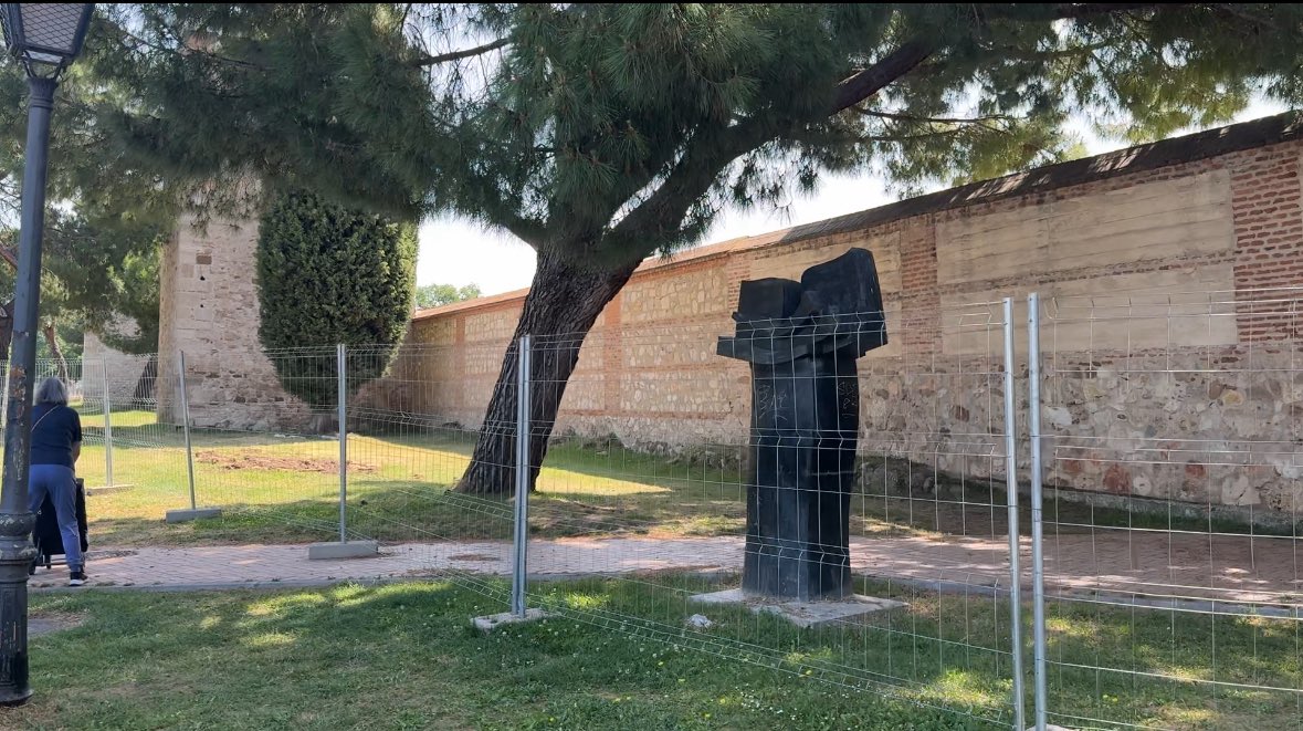 Complumedia's tweet photo. 🚧 El centro de Alcalá continúa tomado por las vallas de obra en varias zonas.

La Plaza de Cervantes y el entorno de las murallas centran la mayor parte de la actividad. 

También siguen los trabajos de implantación de plataforma única.

🎥 Subiré un vídeo en los próximos días. https://t.co/1asahfi96J