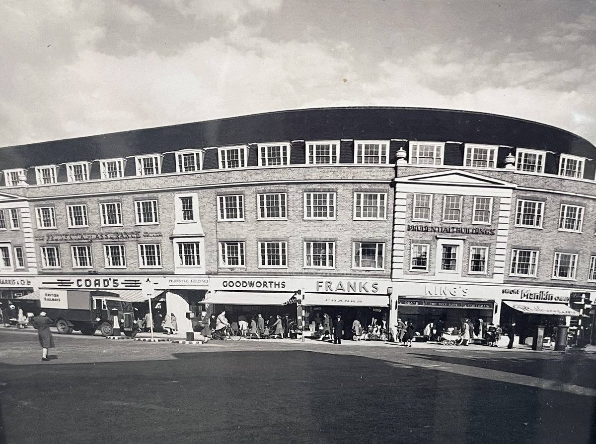 SloughMuseum's tweet image. This week's Throwback Thursday !

Take a look at Slough High Street in the 1950s — a vibrant shopping destination featuring well known names like Goodworths, Franks, and King's ... more on our IG and Fb page.

#ThrowbackThursday #museumcollection #WorkOfTheWeek #sloughte