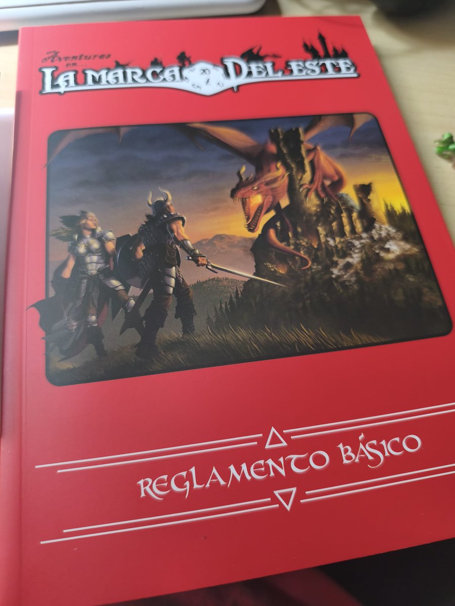 harrenhall_msf's tweet photo. Pues ya tengo aquí el manual básico de Aventuras de La Marca del Este. En breve reseña, pero la verdad es que pinta muy bien. 
Mi apoyo siempre a @LaMarcadelEste, que nos proporciona rol barato en físico y gratis en su web del Codex. https://t.co/rFQMzwNA0A