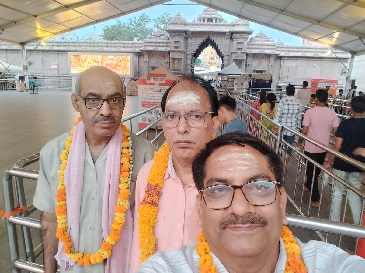 Gaon Desh (@gaondesh) on Twitter photo आदि नगरी काशी की शरण में आज बाबा विश्वनाथ धाम मंदिर वाराणसी में दर्शन पूजन
<a href="/Gaharvar_sss/">Shiv Sharan Singh</a> <a href="/ShriVishwanath/">Shri Kashi Vishwanath Temple Trust</a> आदि नगरी काशी की शरण में आज बाबा विश्वनाथ धाम मंदिर वाराणसी में दर्शन पूजन
<a href="/Gaharvar_sss/">Shiv Sharan Singh</a> <a href="/ShriVishwanath/">Shri Kashi Vishwanath Temple Trust</a>