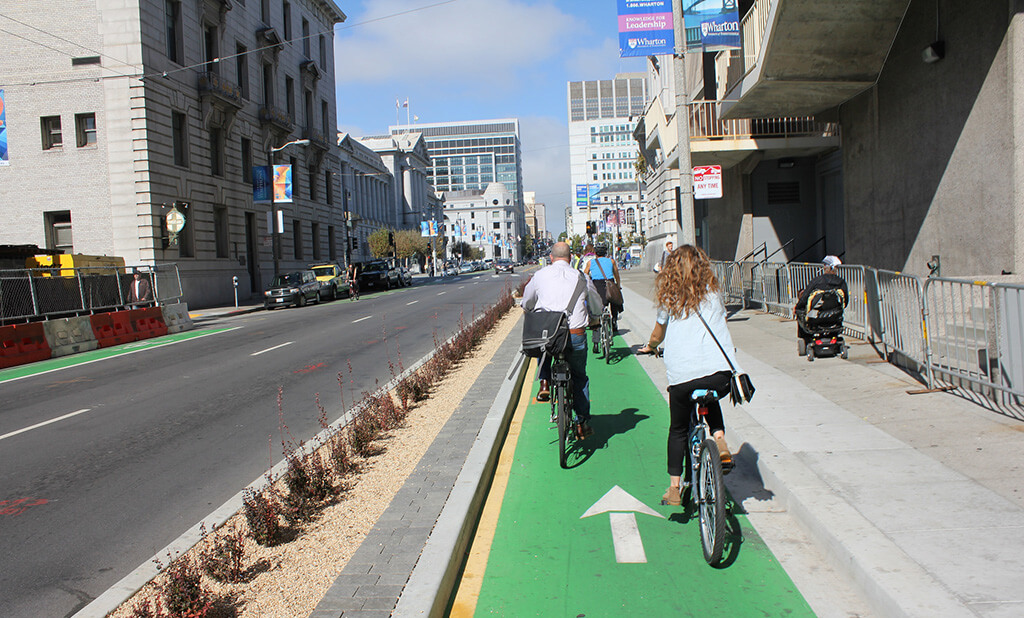There are four main ways to build cycle tracks in cities. A new study shows which one actually gets more people to cycle, and feel safer doing it.

1⃣ Protected Bike Lanes
Physically separated from motor traffic by barriers such as curbs, bollards, or parked cars.

🧵..