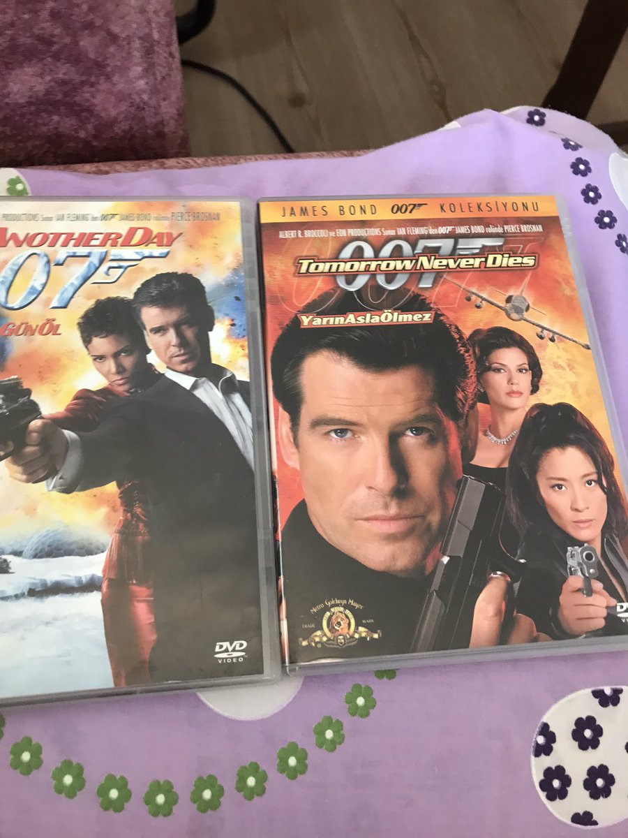 Banu621579's tweet photo. Kim ne derse desin; En iyi James Bond; Pierce Brosnan’dır.. Ve onu DVD’den evde izlemektir🙏🙏 Ses sistemim çalışsaydı iyiydi😱😱🤔 #JamesBond007 #piercebrosnan #movies #evdekeyif https://t.co/gnanY4n3IP