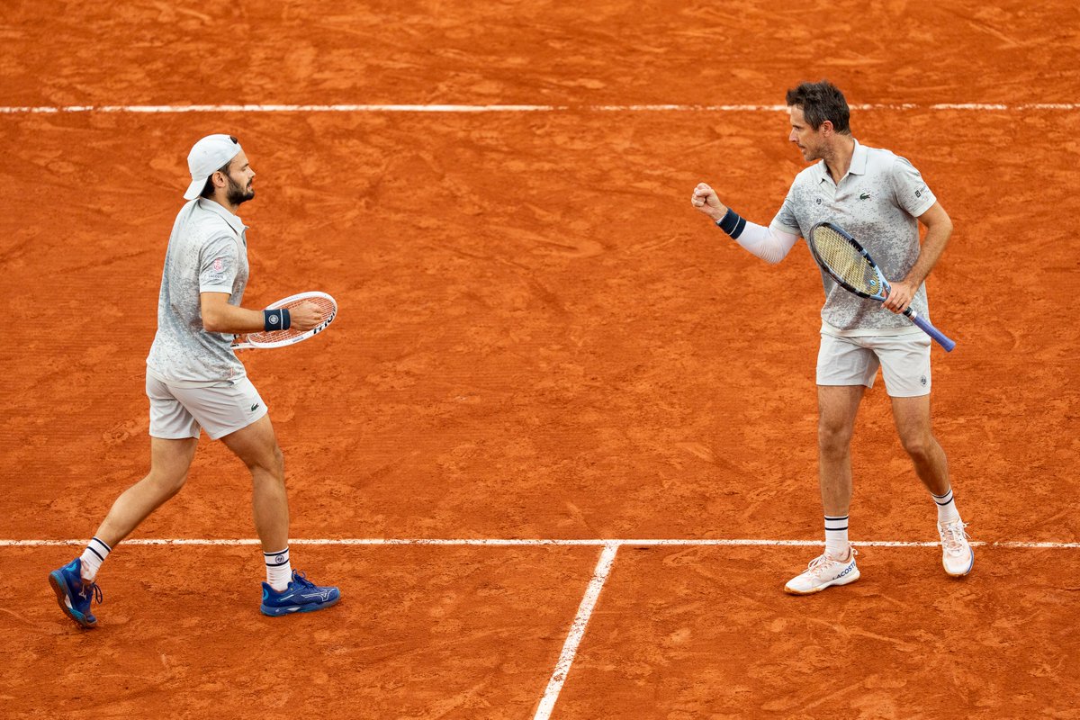 Lacoste's tweet image. Find someone who looks at you like your doubles partner 🥰
Give us your best shots @ERogerVasselin @HugoNys!
#TeamLacoste @rolandgarros