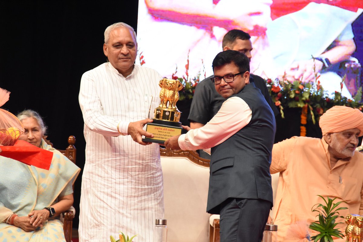 माननीय मुख्यमंत्री नायब सिंह सैनी जी और गुजरात के माननीय राज्यपाल आचार्य देवव्रत जी की गरिमामयी उपस्थिति में आज HAU हिसार में प्राकृतिक खेती सम्मेलन में भाग लिया।
प्राकृतिक खेती समय की मांग है। इससे जमीन के साथ-साथ लोगों की सेहत में भी सुधार होगा।
