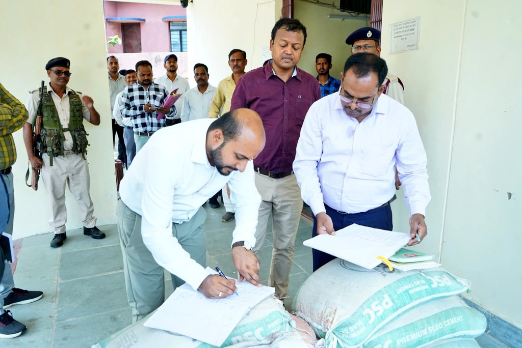 आज ईवीएम वेयरहाउस का निरीक्षण कर संबंधित अधिकारियों को ईवीएम के रखरखाव एंव कड़ी सुरक्षा व्यवस्था से संबंधित कई आवश्यक दिशा निर्देश दिया।
<a href="/ECISVEEP/">Election Commission of India</a>