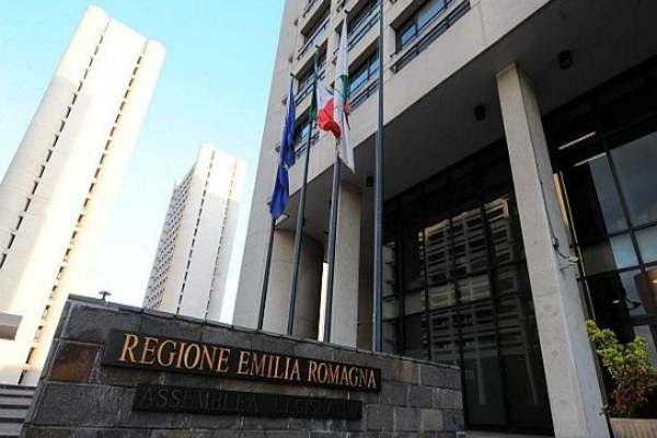 RegioneER's tweet photo. #Lavoro. Il presidente @RegioneER e l'assessore al Lavoro: "Vicinanza alla famiglia del bracciante agricolo che ha perso la vita nei campi di #Solarolo. Nelle prossime ore convocheremo Tavolo per la salute e sicurezza sui luoghi lavoro”
La #notizia 👉 https://t.co/wgeYlk9JqY https://t.co/igZO5aXtl8