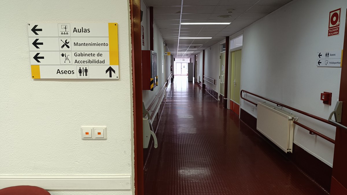 Hemos estrenado nueva señalización con pictogramas y tipo de letra según criterios de accesibilidad universal. El tamaño y contraste usado ayudan a que sean más visibles y reconocibles. Además, el material empleado no refleja, facilitando su lectura en cualquier condición de luz.