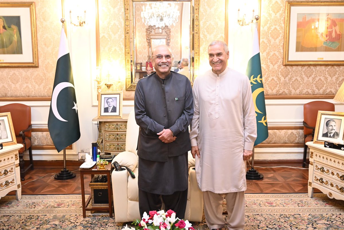 Ch_ManzoorAhmed's tweet photo. صدر مملکت آصف علی زرداری سے لاہور میں ملاقات
ملاقات میں آئندہ وفاقی بجٹ کے تناظر میں محنت کشوں اور سرکاری ملازمین کے مسائل پر تفصیلی گفتگو سرکاری ملازمین کی تنخواہوں میں کم از کم 50 فیصد اضافے کی تجویز پر تبادلہ خیال https://t.co/Eqb21w0AoC