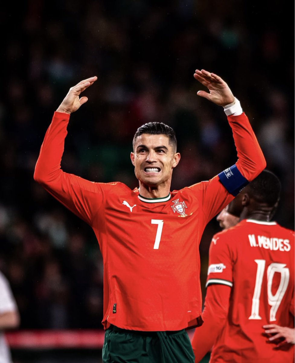 As 4 semi-finais que Portugal venceu em toda a sua história, tiveram a assinatura dele com golos.
Enquanto ele quiser jogar pela Seleção, ele joga.
Sim, ele é mais do que os outros.
Ele é o melhor jogador da história do futebol e é nosso. É português!