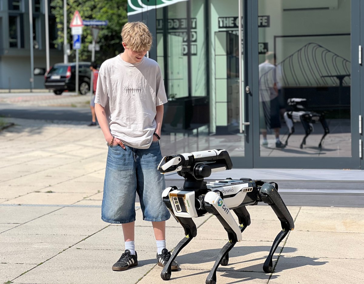 TactileInternet's tweet image. CeTI participated in the 𝗝𝘂𝗻𝗶𝗼𝗿 𝗜𝗻𝗴𝗲𝗻𝗶𝗲𝘂𝗿 𝗔𝗸𝗮𝗱𝗲𝗺𝗶𝗲 at @tudresden_de!
With @wandelbots we showed the RIG demo for educational #robotics: students grappling with real robotic arms in our lab! 🦾📚
@dfg_public #tactileinternet #STEM