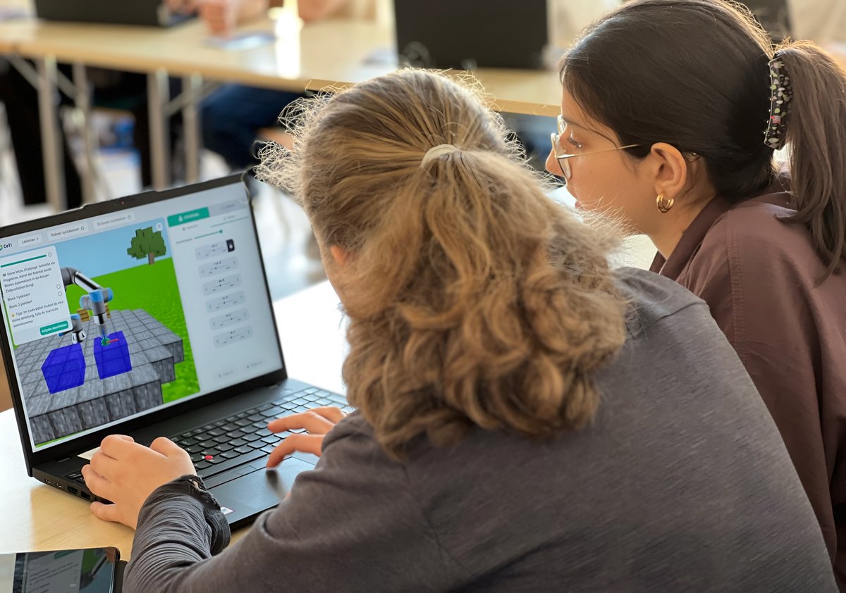 TactileInternet's tweet image. CeTI participated in the 𝗝𝘂𝗻𝗶𝗼𝗿 𝗜𝗻𝗴𝗲𝗻𝗶𝗲𝘂𝗿 𝗔𝗸𝗮𝗱𝗲𝗺𝗶𝗲 at @tudresden_de!
With @wandelbots we showed the RIG demo for educational #robotics: students grappling with real robotic arms in our lab! 🦾📚
@dfg_public #tactileinternet #STEM