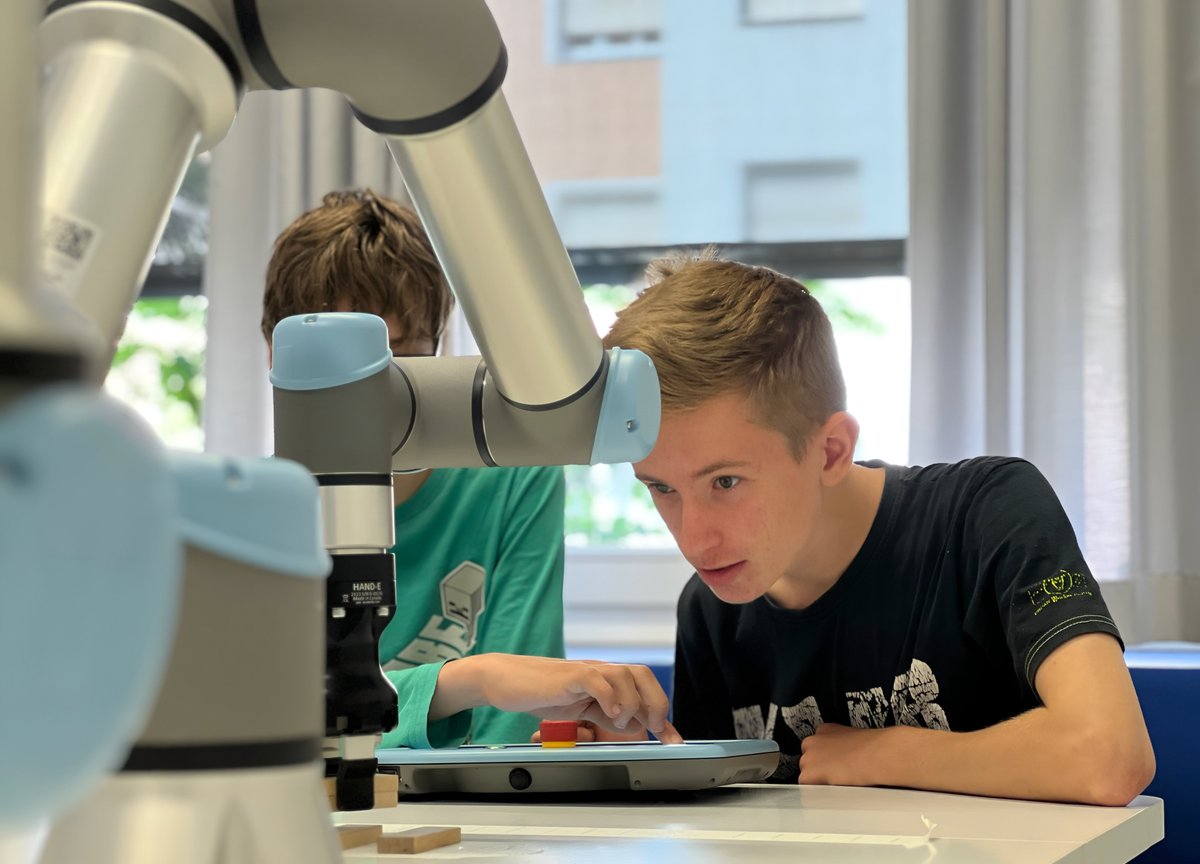TactileInternet's tweet image. CeTI participated in the 𝗝𝘂𝗻𝗶𝗼𝗿 𝗜𝗻𝗴𝗲𝗻𝗶𝗲𝘂𝗿 𝗔𝗸𝗮𝗱𝗲𝗺𝗶𝗲 at @tudresden_de!
With @wandelbots we showed the RIG demo for educational #robotics: students grappling with real robotic arms in our lab! 🦾📚
@dfg_public #tactileinternet #STEM