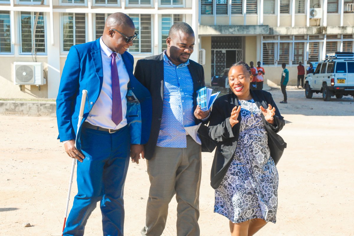 maendeleoyajami's tweet photo. #Habaripicha

Naibu Katibu Mkuu wa Wizara ya Maendeleo ya Jamii, Jinsia, Wanawake na Makundi Maalum, Wakili Amon Mpanju amewasili mkoani Tabora leo (tarehe 05, Juni, 2025) na kupokelewa na Kaimu Katibu Tawala wa Mkoa, Mhandisi Faustin Tarai, kwaajili ya ufunguzi wa mafunzo ya siku mbili kuhusu uanzishwaji, uendeshaji na ufuatiliaji wa Madawati ya Jinsia katika Taasisi za Elimu ya Juu na Kati yanayofanyika mkoani humo.

Mafunzo haya yameandaliwa na kuaratibiwa na Wizara kupitia Idara ya Maendeleo ya Jinsia ikiwa ni sehemu ya jitihada za Serikali kutokomeza ukatili katika jamii.

Hadi sasa jumla ya Madawati ya Jinsia 360 yameanzishwa katika mikoa 13, lengo likiwa ni kufikia mikoa 26 nchini.