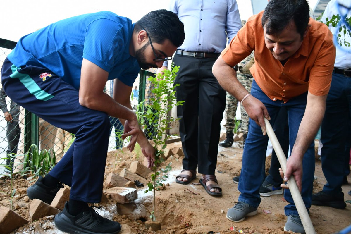 NVrindavan's tweet photo. ЁЯМ┐ WorldEnvironmentDay!
рдирдЧрд░ рдирд┐рдЧрдо рдордереБрд░рд╛-рд╡реГрдВрджрд╛рд╡рди рд╡ рдордереБрд░рд╛ рдореЗрдбрд┐рдХрд▓ рдПрд╕реЛрд╕рд┐рдПрд╢рди рдХреЗ рд╕рдВрдпреБрдХреНрдд рдкреНрд░рдпрд╛рд╕ рд╕реЗ рдЧреЛрд╡рд░реНрдзрди рдЪреМрд░рд╛рд╣рд╛ рдХреНрд╖реЗрддреНрд░ рдореЗрдВ 5000 рдкреМрдзреЛрдВ рдХрд╛ рдмреГрд╣рдж рд╡реГрдХреНрд╖рд╛рд░реЛрдкрдг ЁЯМ▒
рдирдЧрд░ рдЖрдпреБрдХреНрдд рдорд╣реЛрджрдп рд╢реНрд░реА @Pravesh4791 рдЬреА рдП
рд╡ рдбреЙ. рдмреГрдЬреЗрдиреНрджреНрд░ рддрд┐рд╡рд╛рд░реА рджреНрд╡рд╛рд░рд╛ рд╡реГрдХреНрд╖рд╛рд░реЛрдкрдг рдХрд░ рдХрд╛рд░реНрдпрдХреНрд░рдо рдХрд╛ рд╢реБрднрд╛рд░рдВрдн рдХрд┐рдпрд╛ рдЧрдпрд╛ред#GreenMathura https://t.co/wZqqkLhfKj