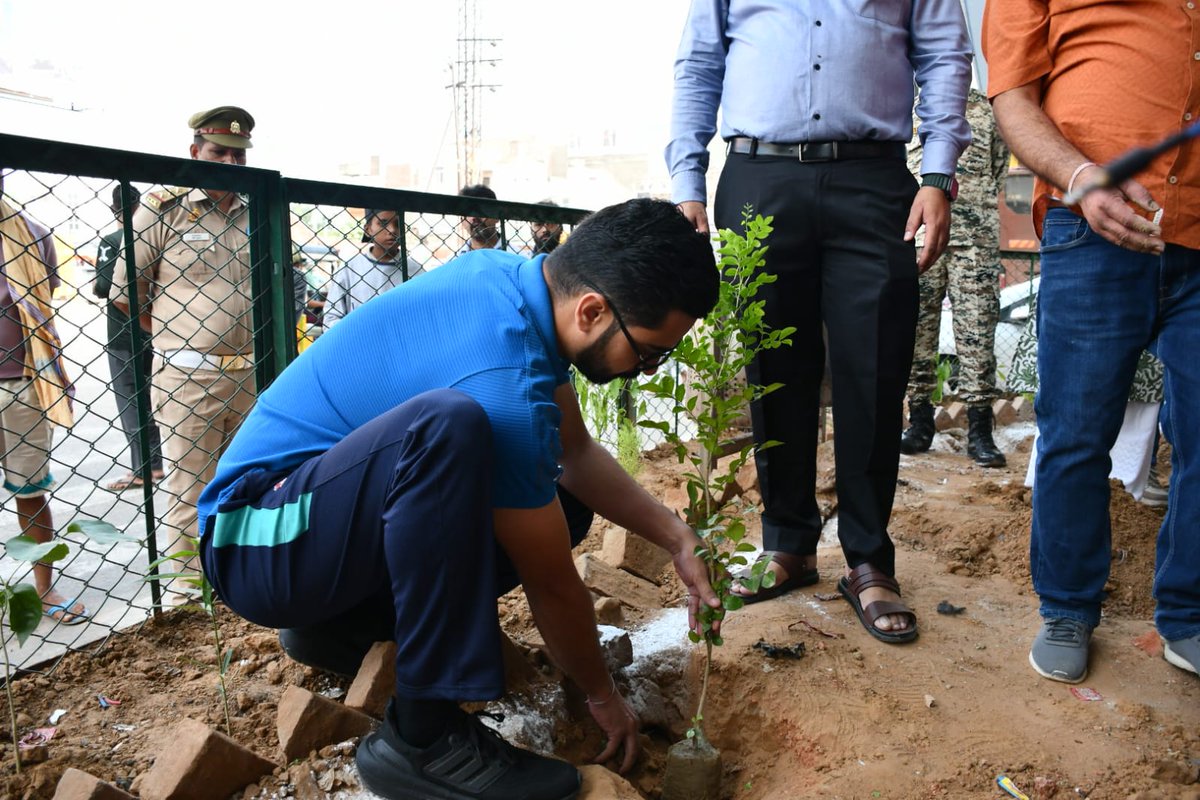 NVrindavan's tweet photo. ЁЯМ┐ WorldEnvironmentDay!
рдирдЧрд░ рдирд┐рдЧрдо рдордереБрд░рд╛-рд╡реГрдВрджрд╛рд╡рди рд╡ рдордереБрд░рд╛ рдореЗрдбрд┐рдХрд▓ рдПрд╕реЛрд╕рд┐рдПрд╢рди рдХреЗ рд╕рдВрдпреБрдХреНрдд рдкреНрд░рдпрд╛рд╕ рд╕реЗ рдЧреЛрд╡рд░реНрдзрди рдЪреМрд░рд╛рд╣рд╛ рдХреНрд╖реЗрддреНрд░ рдореЗрдВ 5000 рдкреМрдзреЛрдВ рдХрд╛ рдмреГрд╣рдж рд╡реГрдХреНрд╖рд╛рд░реЛрдкрдг ЁЯМ▒
рдирдЧрд░ рдЖрдпреБрдХреНрдд рдорд╣реЛрджрдп рд╢реНрд░реА @Pravesh4791 рдЬреА рдП
рд╡ рдбреЙ. рдмреГрдЬреЗрдиреНрджреНрд░ рддрд┐рд╡рд╛рд░реА рджреНрд╡рд╛рд░рд╛ рд╡реГрдХреНрд╖рд╛рд░реЛрдкрдг рдХрд░ рдХрд╛рд░реНрдпрдХреНрд░рдо рдХрд╛ рд╢реБрднрд╛рд░рдВрдн рдХрд┐рдпрд╛ рдЧрдпрд╛ред#GreenMathura https://t.co/wZqqkLhfKj