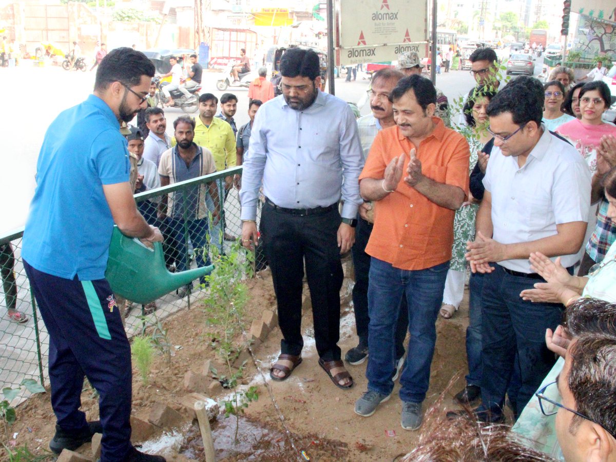 NVrindavan's tweet photo. ЁЯМ┐ WorldEnvironmentDay!
рдирдЧрд░ рдирд┐рдЧрдо рдордереБрд░рд╛-рд╡реГрдВрджрд╛рд╡рди рд╡ рдордереБрд░рд╛ рдореЗрдбрд┐рдХрд▓ рдПрд╕реЛрд╕рд┐рдПрд╢рди рдХреЗ рд╕рдВрдпреБрдХреНрдд рдкреНрд░рдпрд╛рд╕ рд╕реЗ рдЧреЛрд╡рд░реНрдзрди рдЪреМрд░рд╛рд╣рд╛ рдХреНрд╖реЗрддреНрд░ рдореЗрдВ 5000 рдкреМрдзреЛрдВ рдХрд╛ рдмреГрд╣рдж рд╡реГрдХреНрд╖рд╛рд░реЛрдкрдг ЁЯМ▒
рдирдЧрд░ рдЖрдпреБрдХреНрдд рдорд╣реЛрджрдп рд╢реНрд░реА @Pravesh4791 рдЬреА рдП
рд╡ рдбреЙ. рдмреГрдЬреЗрдиреНрджреНрд░ рддрд┐рд╡рд╛рд░реА рджреНрд╡рд╛рд░рд╛ рд╡реГрдХреНрд╖рд╛рд░реЛрдкрдг рдХрд░ рдХрд╛рд░реНрдпрдХреНрд░рдо рдХрд╛ рд╢реБрднрд╛рд░рдВрдн рдХрд┐рдпрд╛ рдЧрдпрд╛ред#GreenMathura https://t.co/wZqqkLhfKj