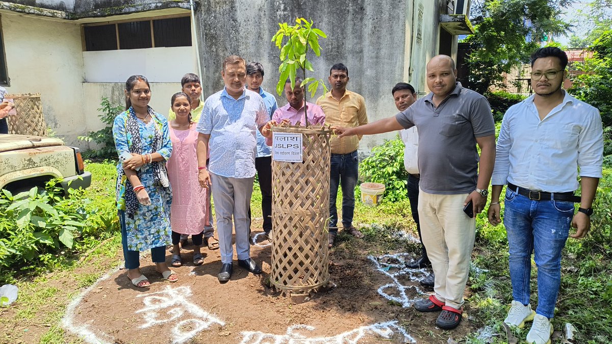 विश्व पर्यावरण दिवस के अवसर पर DMMU-JSLPS द्वारा पौधारोपण कार्यक्रम आयोजित किया गया। इस पहल का उद्देश्य पर्यावरण संरक्षण के प्रति जागरूकता बढ़ाना और हरे-भरे भविष्य के निर्माण में योगदान देना है। पौधारोपण के माध्यम से टीम ने पर्यावरण संतुलन बनाए रखने और प्रकृति के प्रति जिम्मेदारी