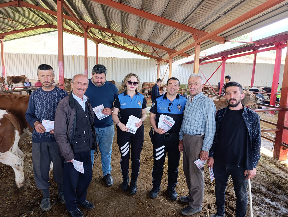 KastamonuEmniy1's tweet photo. 📌 Vatandaşlarımızı Dolandırıcılığa Karşı Bilgilendirdik!

◼️ Asayiş, Siber Suçlarla Mücadele ve Toplum Destekli Polislik (TDP) Şube Müdürlüğü personelimizce yaklaşan Kurban Bayramı öncesi kurban pazarında vatandaşlarımızı dolandırıcılık konusuyla ilgili bilgilendirdik.

#Kastamonu #Emniyet #Polis #Asayiş #SİBERAY