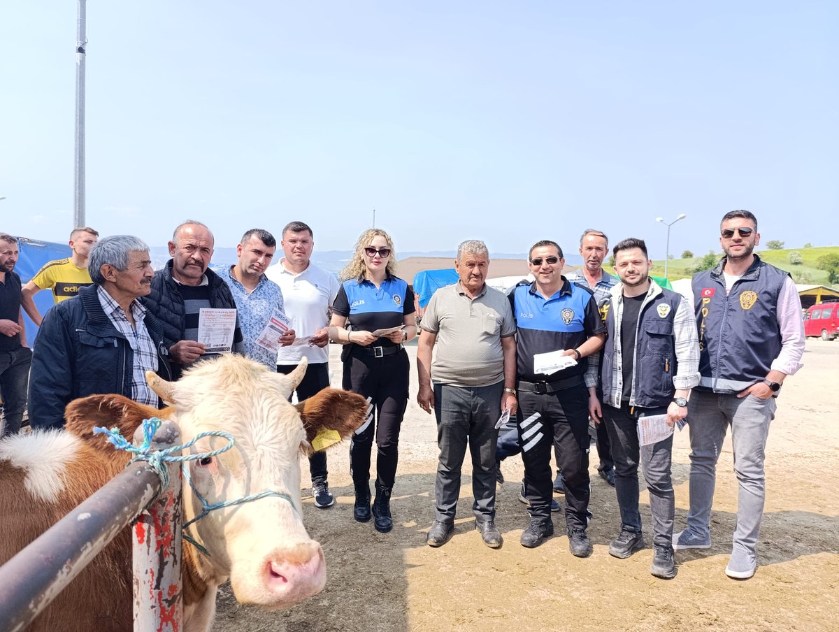 KastamonuEmniy1's tweet photo. 📌 Vatandaşlarımızı Dolandırıcılığa Karşı Bilgilendirdik!

◼️ Asayiş, Siber Suçlarla Mücadele ve Toplum Destekli Polislik (TDP) Şube Müdürlüğü personelimizce yaklaşan Kurban Bayramı öncesi kurban pazarında vatandaşlarımızı dolandırıcılık konusuyla ilgili bilgilendirdik.

#Kastamonu #Emniyet #Polis #Asayiş #SİBERAY