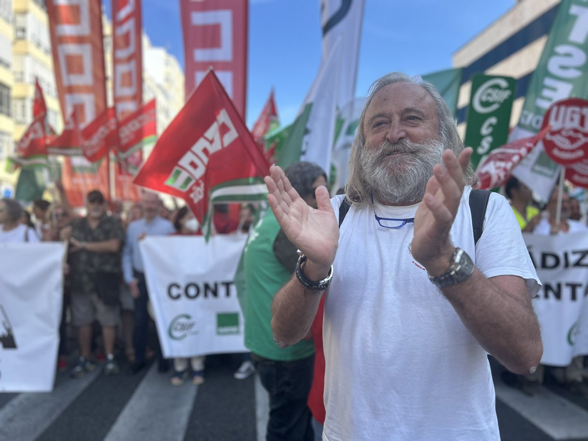 Se llama Antonio Vergara y es portavoz de la Mareas Blancas de Cádiz. Fue denunciado por el SAS de Juanma Moreno por protestar. Es un método intimidatorio para meter miedo a las personas que luchan y defienden la sanidad pública. Hoy ha sido absuelto. Esto también es lawfare.