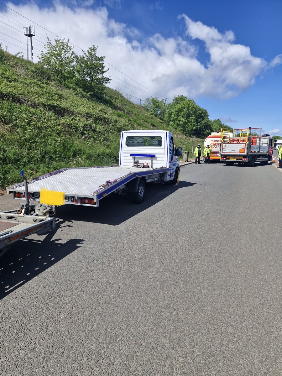 #DalkeithRoadPolicing have been on the A1 stopping commercial vehicles, assisted by #VOSA,  #DVLA and #SEPA. 

19 immediate and 9 delayed prohibitions issued
Traffic offences – 20 – MOT / Seatbelts / Minor defects / No operator’s licence
Insurance offence – 1 with a S165 seizure