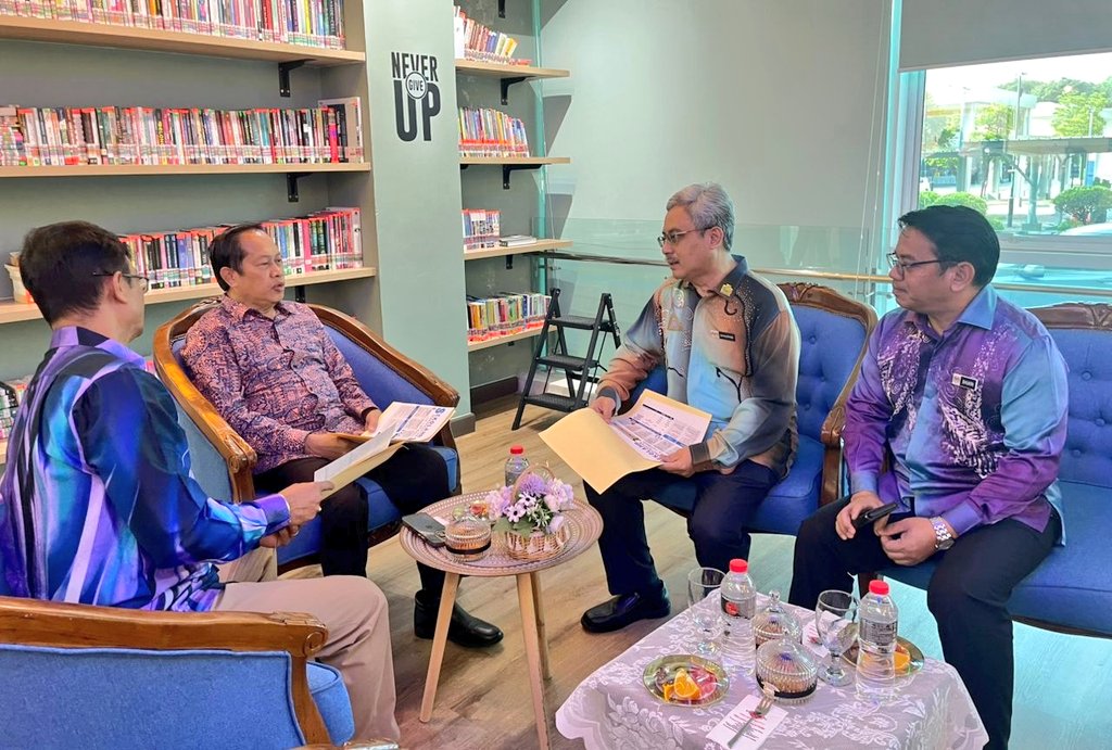 TKPKR (Sektor Infra) (@tkpkr_infra) on Twitter photo 05.06.2025 - Sbg menjalankan tugas TKP Bangunan, sy hadir Majlis Penyerahan SST Perdana Projek Sekolah Berkepadatan Tinggi. Perasmian oleh YB  Timb Menteri Kerja Raya. 127 SST utk 116 sekolah seluruh negara. Guna kaedah IBS & PAP JKR. Bersama hadir KPKR, TKSU KPM, pegawai2 kanan. 05.06.2025 - Sbg menjalankan tugas TKP Bangunan, sy hadir Majlis Penyerahan SST Perdana Projek Sekolah Berkepadatan Tinggi. Perasmian oleh YB  Timb Menteri Kerja Raya. 127 SST utk 116 sekolah seluruh negara. Guna kaedah IBS & PAP JKR. Bersama hadir KPKR, TKSU KPM, pegawai2 kanan.