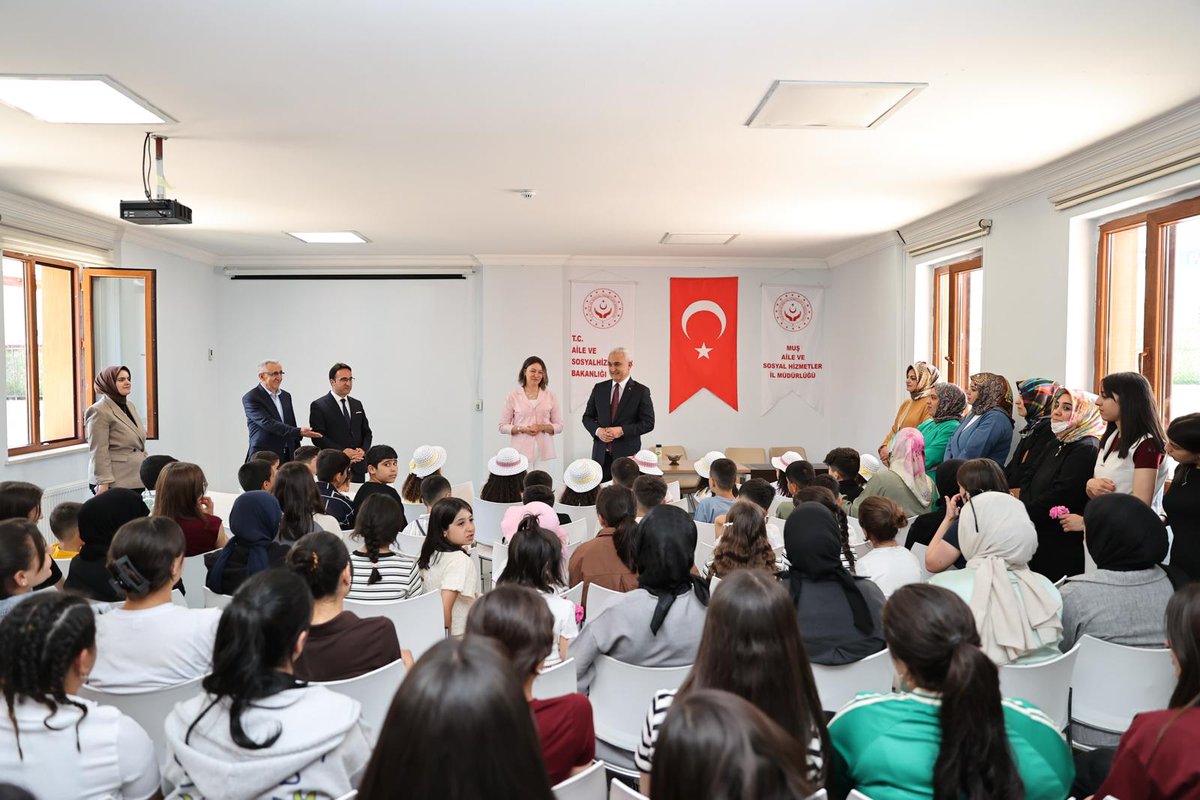 T.C. Muş Valiliği (@tcmusvaliligi) on Twitter photo Sayın Valimiz, Çocuklarımızla Bayramlaştı🤝🍬👧🏼🧒
Valimiz Sayın <a href="/Valiavnicakir/">Avni Çakır</a>, Kurban Bayramı dolayısıyla eşi Bahar Çakır Hanımefendi ile birlikte,
Muş Lalesi Çocuk Evleri Sitesinde kalan çocuklarımızı ziyaret ederek bayramlarını tebrik etti.
Çocuklarımızla sohbet eden Sayın Sayın Valimiz, Çocuklarımızla Bayramlaştı🤝🍬👧🏼🧒
Valimiz Sayın <a href="/Valiavnicakir/">Avni Çakır</a>, Kurban Bayramı dolayısıyla eşi Bahar Çakır Hanımefendi ile birlikte,
Muş Lalesi Çocuk Evleri Sitesinde kalan çocuklarımızı ziyaret ederek bayramlarını tebrik etti.
Çocuklarımızla sohbet eden Sayın