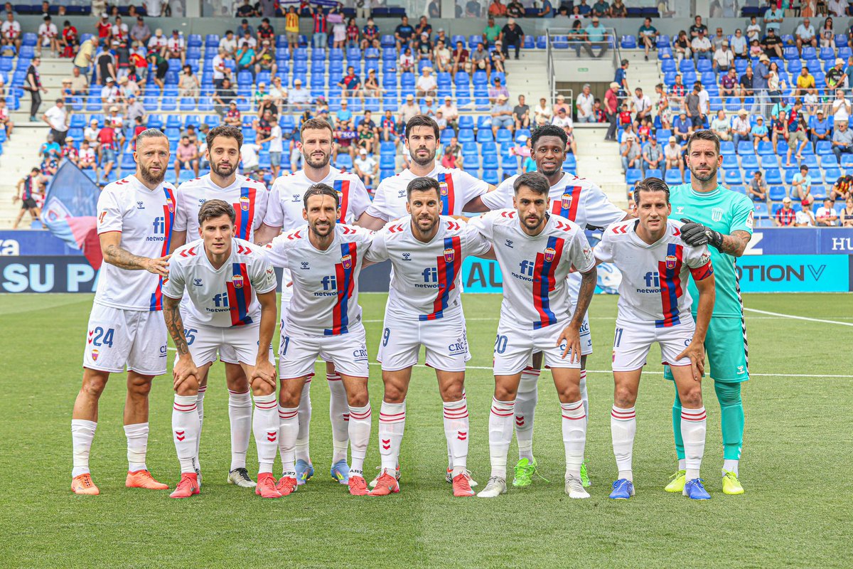 Gracias a todos los que nos habéis apoyado desde el primer día, elegimos soñar y luchamos hasta el final con todos vosotros, afición. 

Gracias @CDEldense 🙌🏻
