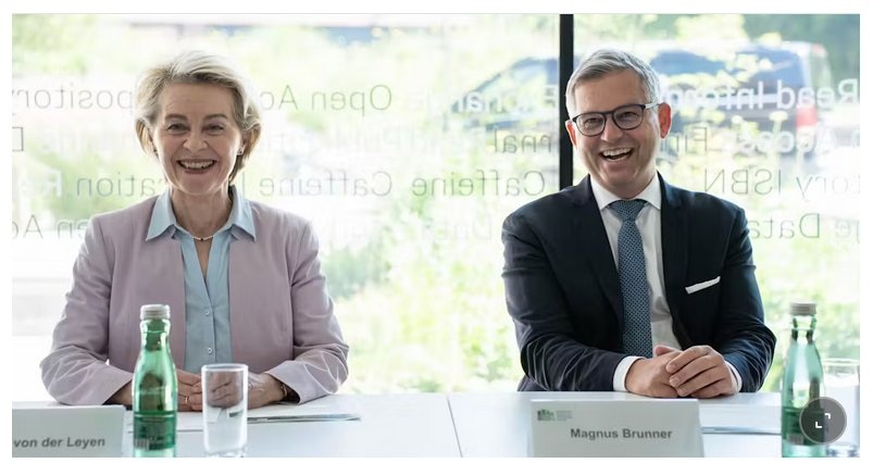 Hermann130164's tweet photo. Da lacht er gemeinsam mit der Pfizer Ursl unser letzter Finanzminister, der Österreich finanziell ruiniert und in ein EU Defizitverfahren gebracht hat!
Er wurde ja gleich danach zum EU Kommissar ernannt als Belohnung! https://t.co/FzdrWIiVjr