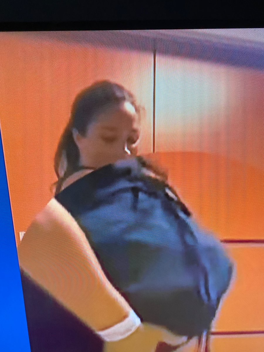 MeghansTowel's tweet image. The more she tries to hide the lies the more convinced I am #MeghanMarkleWasNeverPregnant. 
🤡🌎👇