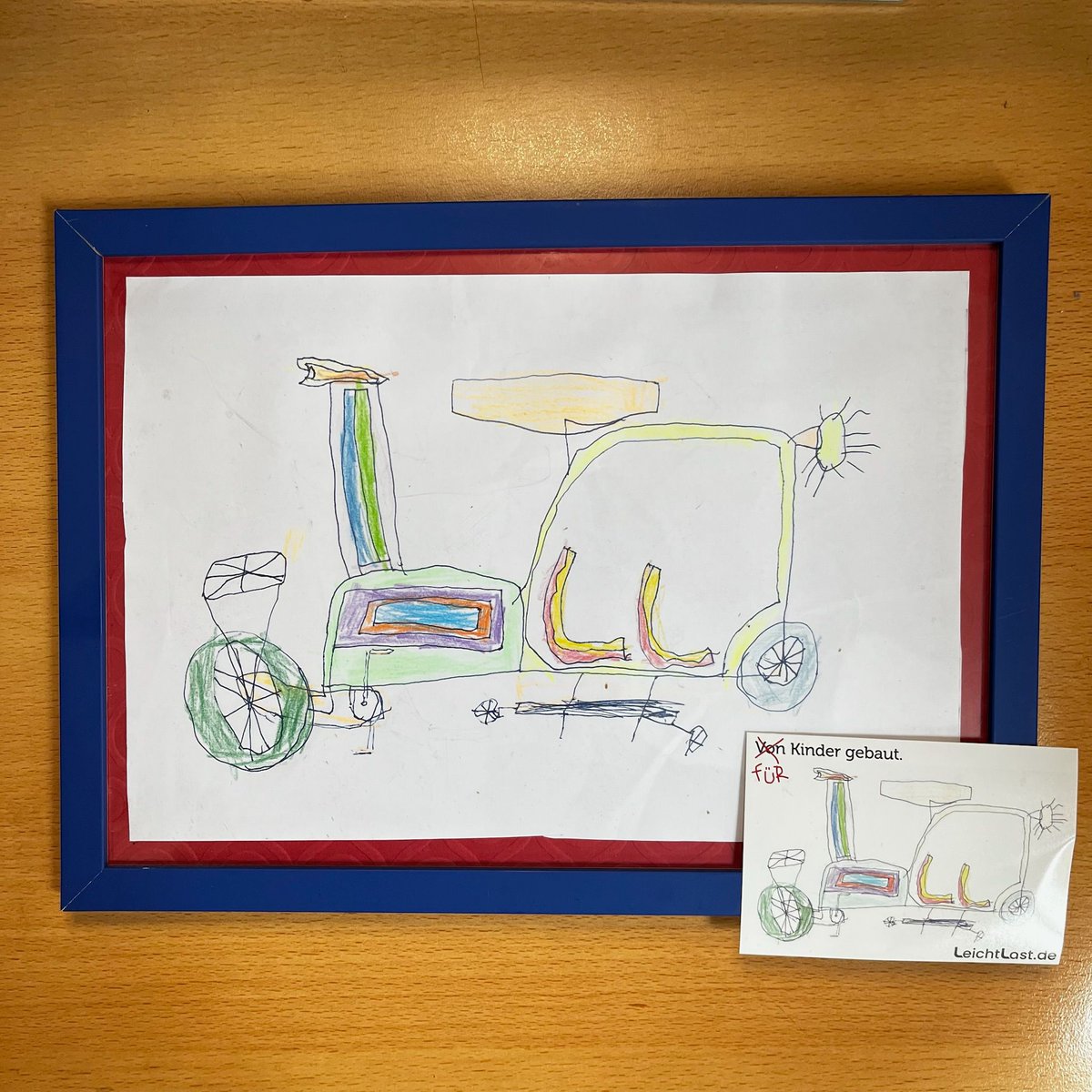 🎨 Aus Kinderhand – jetzt als Sticker! 
Dieses tolle Bild hat Oska (5 J.) von der Libelle gemalt – und wir waren sofort begeistert. So sehr, dass wir daraus kurzerhand einen Sticker gemacht haben! 

#Kinderblick #LastenradLiebe #mitkindernunterwegs #kreativmobil #urbanfamilylife